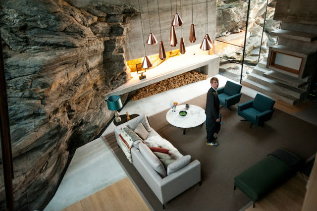 Ex Machina (2014) Arquitectura, fronteras y humanidad Víctor HugEl salón de la casa de Nathan en la película Ex Machina destaca por su diseño minimalista