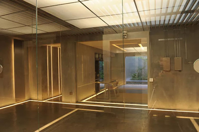 Ex Machina (2014) Arquitectura, fronteras y humanidad Víctor Hugo Palacios Cruz Esta imagen muestra el moderno y minimalista diseño de interiores de la casa del personaje Nathan Bateman Ex Machina (2014) Arquitectura, fronteras y humanidad Víctor Hugo Palacios Cruz Esta imagen muestra el moderno y minimalista diseño de interiores de la casa del personaje Nathan Bateman