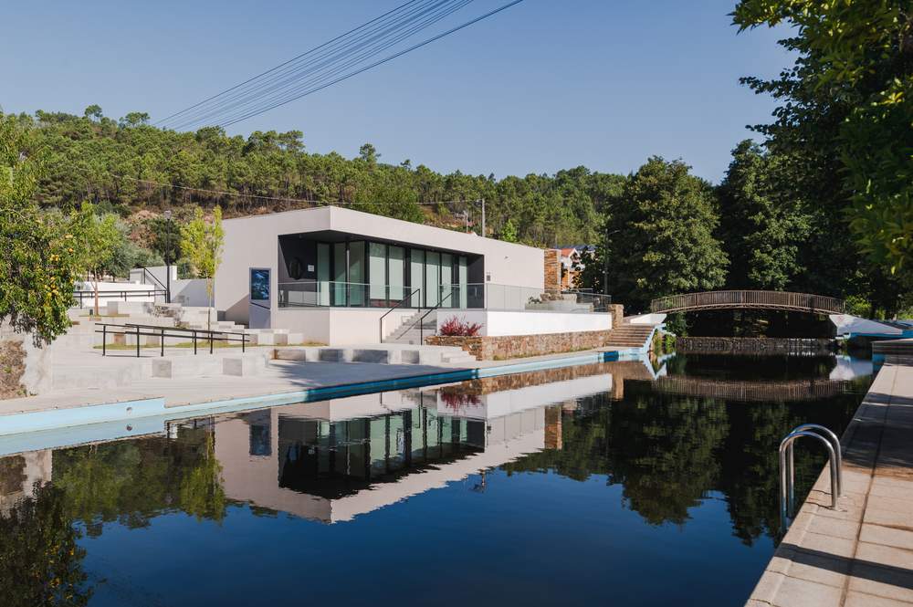 Bar de la playa fluvial de Almaceda | dbA arquitectura