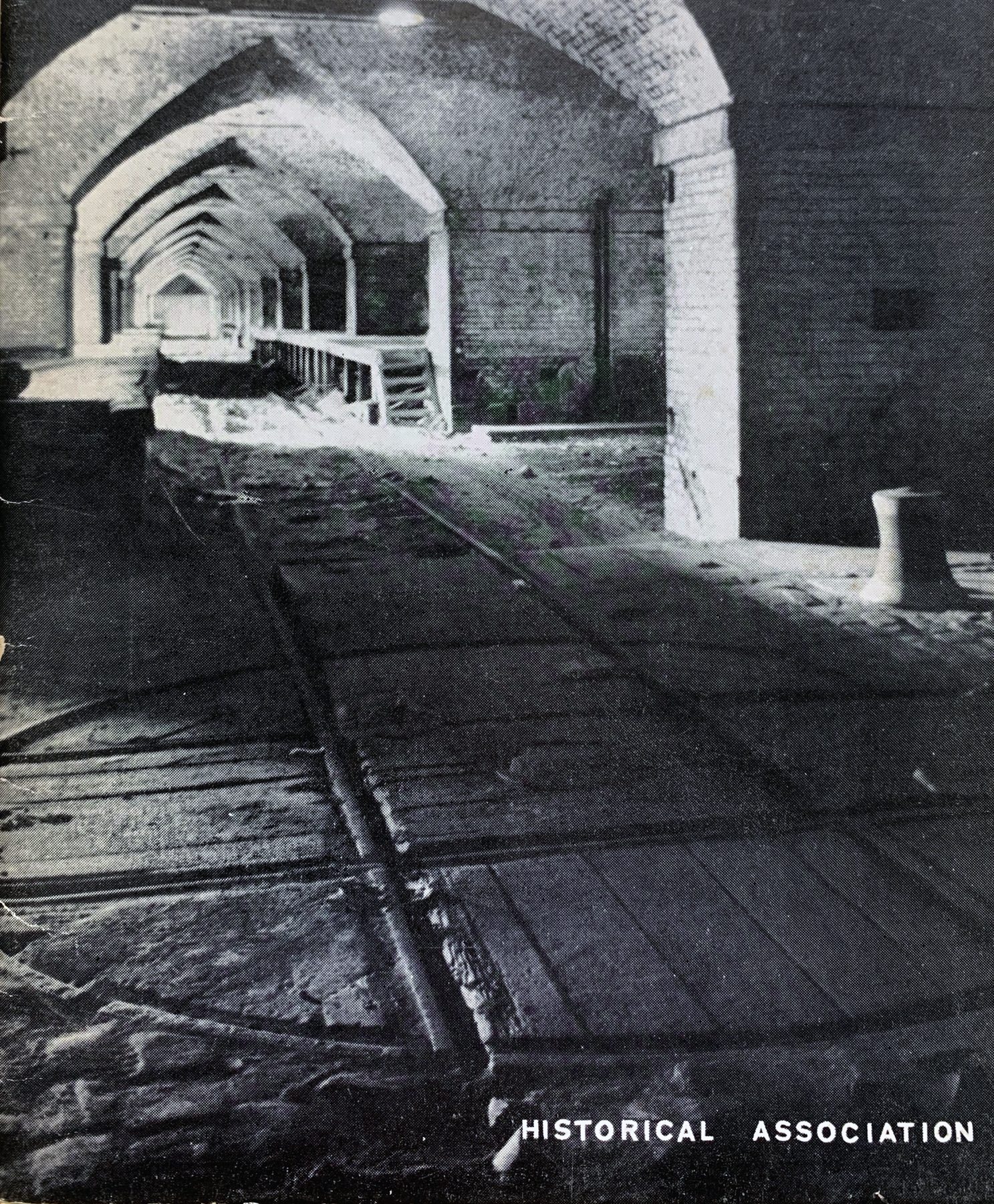 Cubierta de libro con una fotografía en blanco y negro: galería subterránea de ladrillo cubierta por una sucesión de arcos que se pierde al fondo; en el suelo, restos de vías de vagonetas y una plataforma giratoria; a la derecha, un noray de hierro. Abajo, el rótulo «Historical Association».