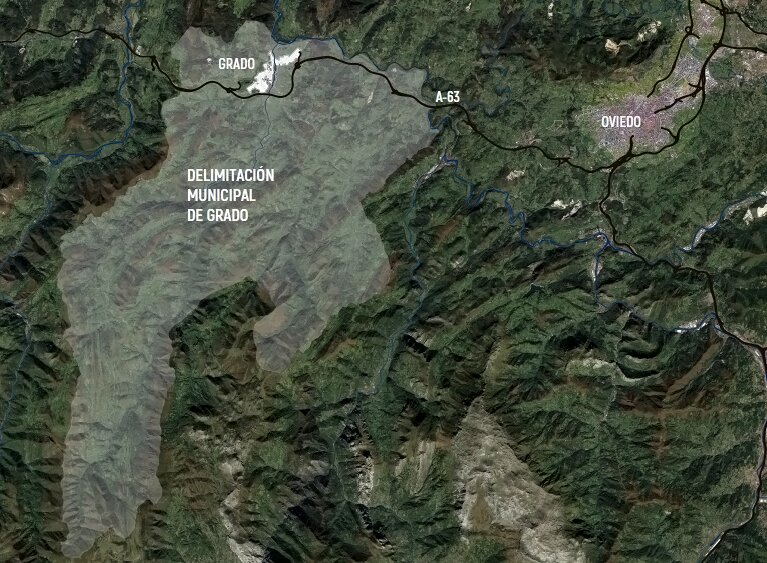 Ortofoto aérea de un valle montañoso con el límite del municipio de Grado sombreado en gris; al norte, la villa de Grado unida por la autovía A-63 con la ciudad de Oviedo, al nordeste.