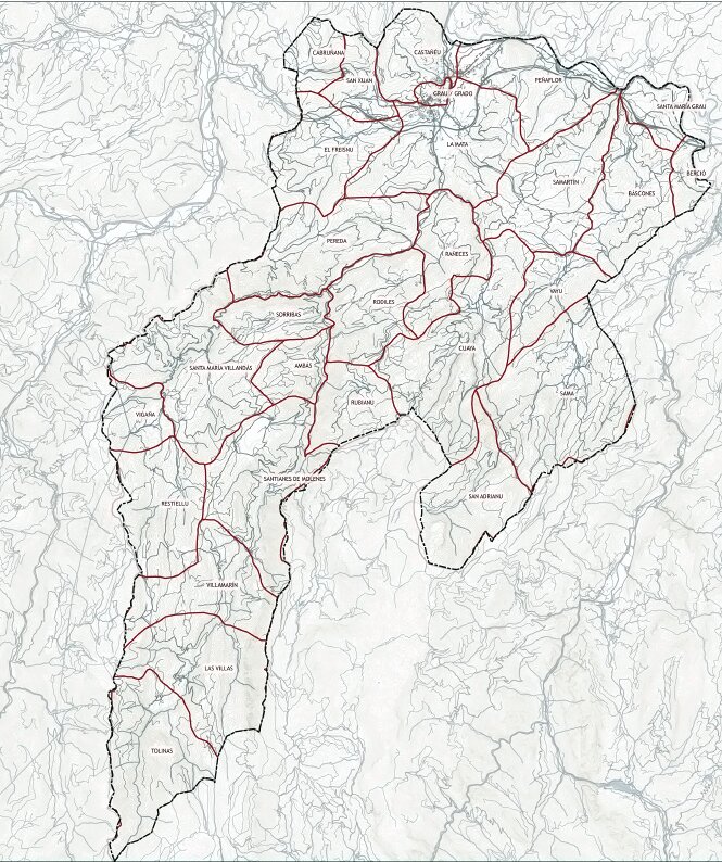 Plano del término municipal de Grado con su contorno en línea discontinua negra y las 28 parroquias delimitadas con líneas rojas y rotuladas con su nombre.