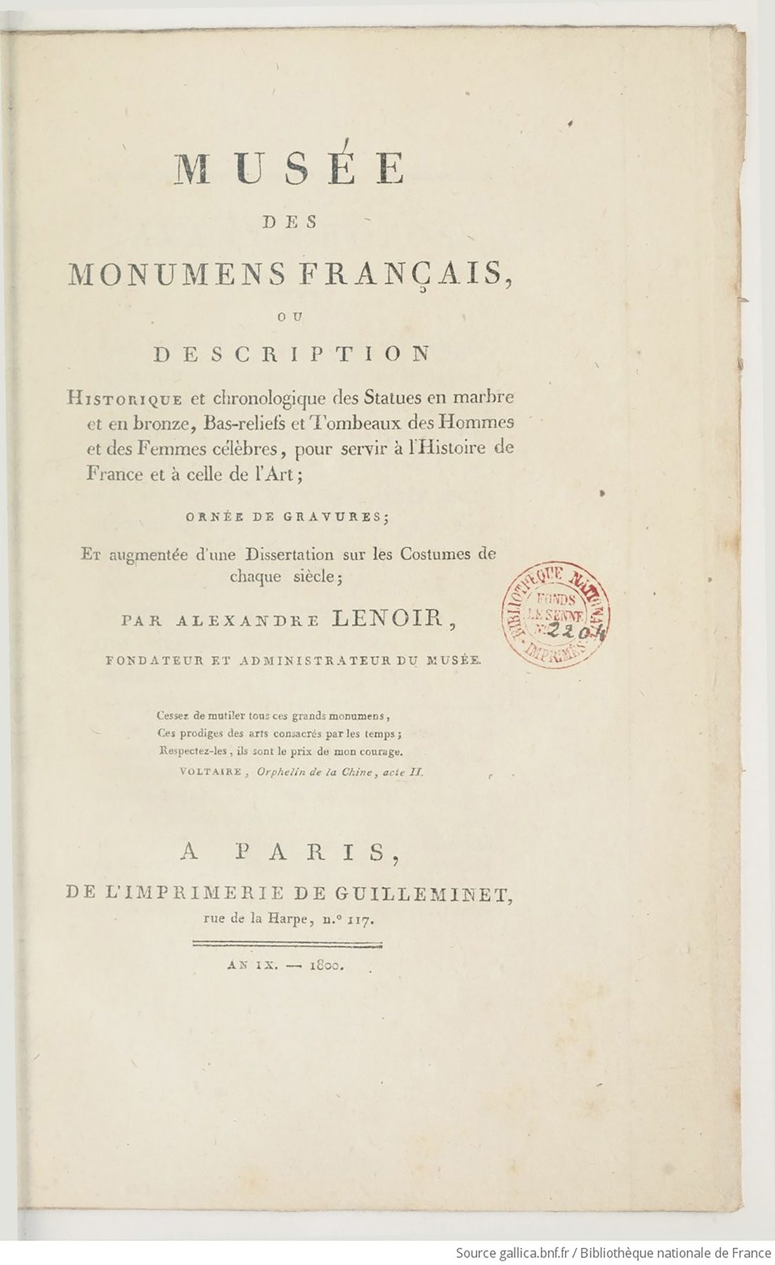 Portada impresa, amarillenta, del libro de Alexandre Lenoir: el título «Musée des monumens français» en mayúsculas espaciadas, la descripción de su contenido, un sello rojo de biblioteca, unos versos y el pie de imprenta «A Paris, de l’imprimerie de Guilleminet».