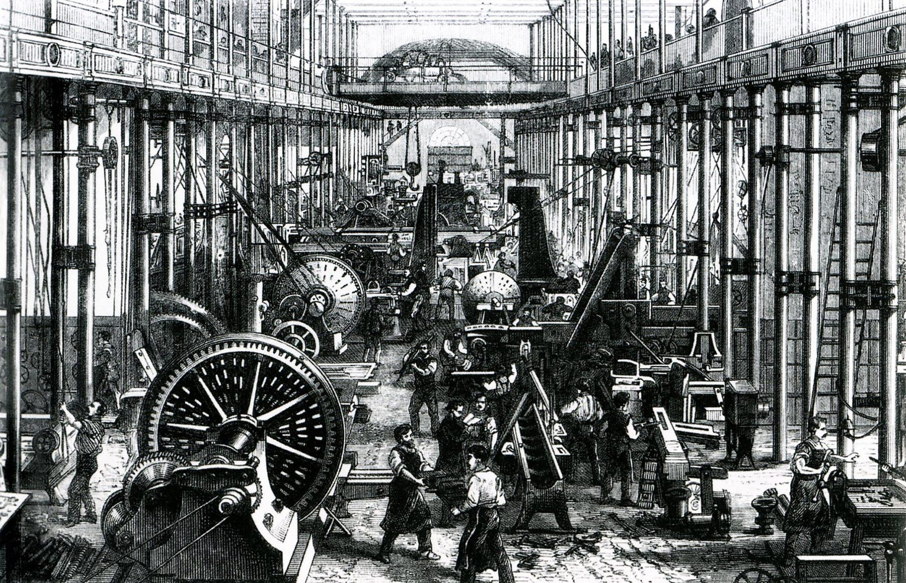 Grabado de la gran nave de la fábrica de Richard Hartmann: hileras de columnas de fundición, transmisiones y poleas en el techo, grandes ruedas dentadas y máquinas en primer plano y numerosos obreros trabajando.