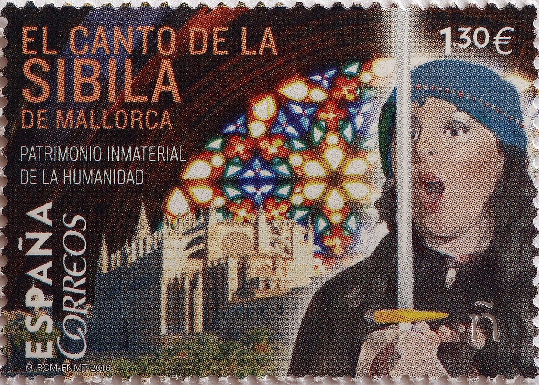 Sello de Correos de 1,30 € con el texto «El canto de la Sibila de Mallorca. Patrimonio inmaterial de la humanidad»: una cantante con túnica y tocado azul sostiene una espada en alto, sobre un rosetón de vidrieras y la silueta de la catedral de Palma.