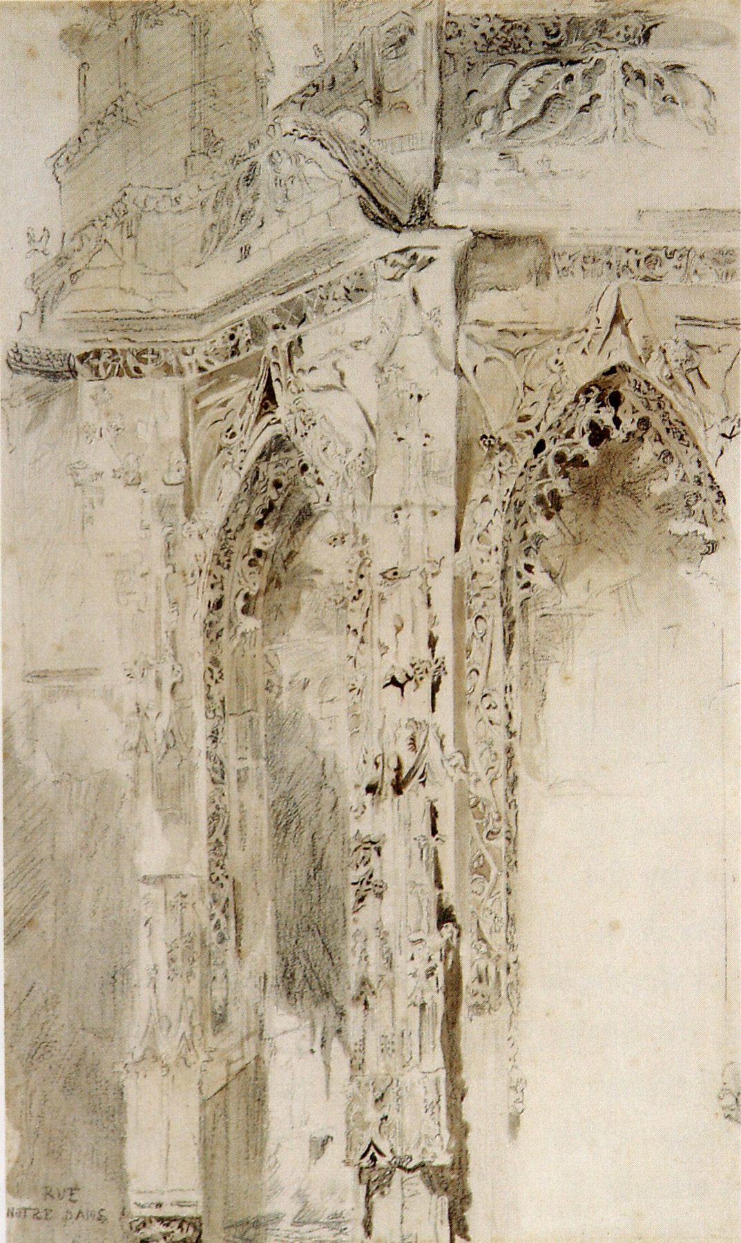 Dibujo a lápiz y aguada en tonos sepia de un detalle de la iglesia de Saint-Sauveur de Caen: un contrafuerte gótico cargado de tracerías y relieves entre dos arcos apuntados, con zonas ennegrecidas por la erosión.