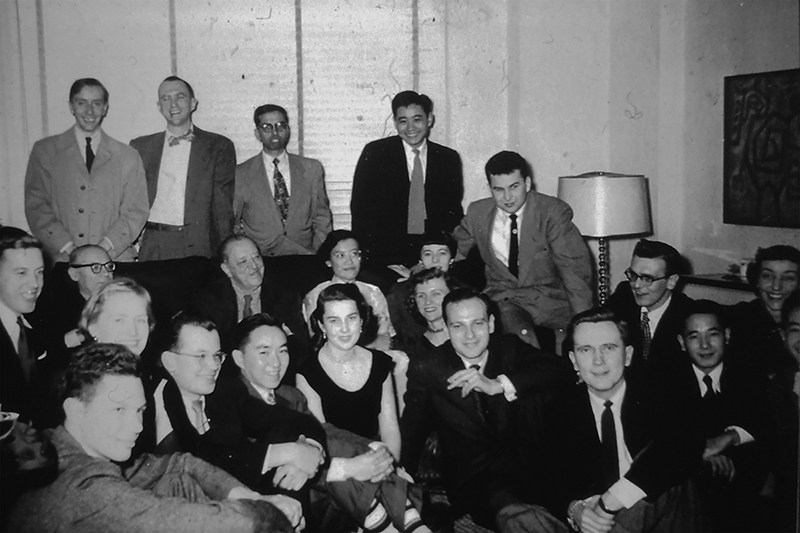 Ludwing Mies van der Rohe y Ludwing Hilberseimer, en el sofá, rodeados de alumnos de posgrado entre los que se encuentra la estudiante Pao Chi Chang, a comienzos de los cincuenta.  Fuente: Cortesía de Louis Rocah 