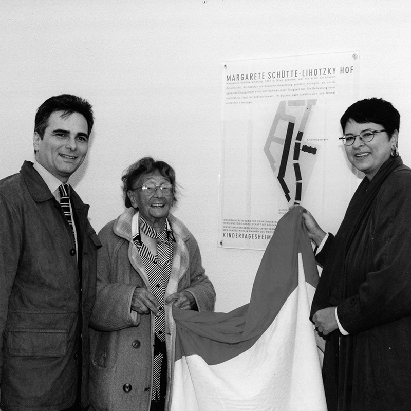 Margarete Schütte-Lihotzky together with Werner Faymann and Renate Brauner in 1997.  © Wemer Faymann.