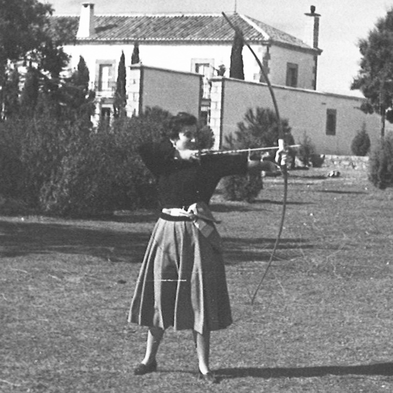 Milagros Rey Hombre practicando tiro con arco en Madrid. Fuente: Archivo MRH ETSAC